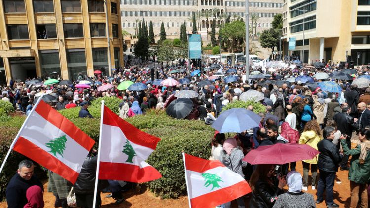 اتحاد عمالي في لبنان يحذر من إضرابات واسعة في مواجهة تخفيضات الميزانية