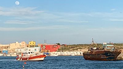 Sea Watch ancora al largo di Lampedusa Sea Watch ancora al largo di Lampedusa