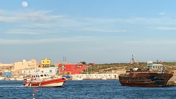 Sea Watch ancora al largo di Lampedusa
