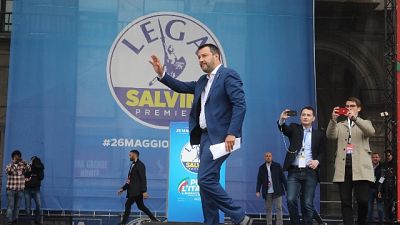 Salvini saluta dal palco corteo in Duomo Salvini saluta dal palco corteo in Duomo