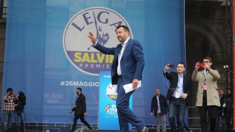 Salvini saluta dal palco corteo in Duomo
