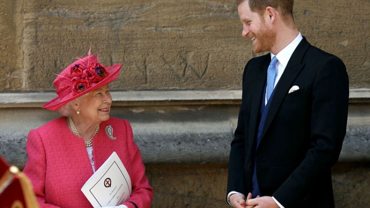 الملكة إليزابيث وحفيدها الأمير هاري يحضران حفل زفاف ملكي في قلعة وندسور