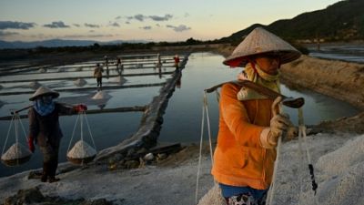 Des ouvriers des marais salants à Hon Khoi, le 22 avril 2019 au Vietnam Des ouvriers des marais salants à Hon Khoi, le 22 avril 2019 au Vietnam