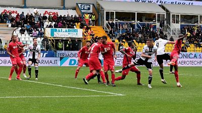 Parma vince ed è salvo, viola nei guai Parma vince ed è salvo, viola nei guai
