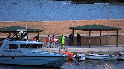 Migranti da Sea Watch a Lampedusa Migranti da Sea Watch a Lampedusa