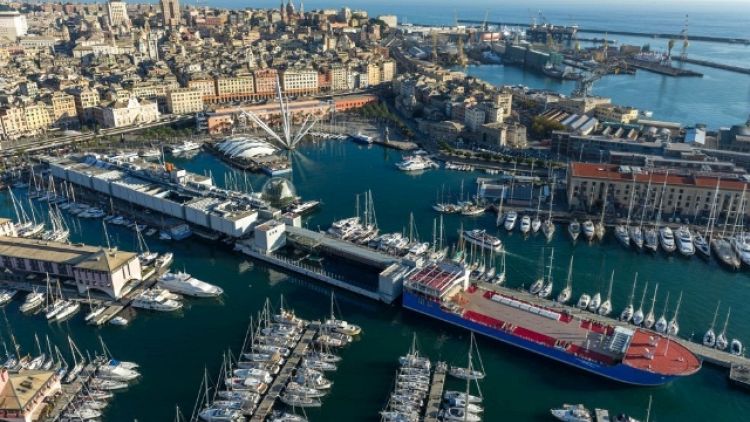 Bahri Yambu attracca in porto Genova