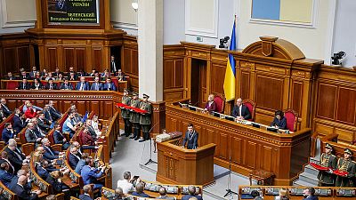 الرئيس الأوكراني الجديد زيلينسكي يتولى السلطة ويعلن إجراء انتخابات مبكرة