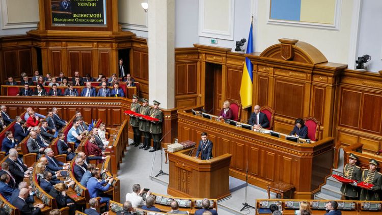 الرئيس الأوكراني الجديد زيلينسكي يتولى السلطة ويعلن إجراء انتخابات مبكرة