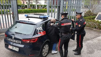 Insegue ex con acido in auto, arrestato Insegue ex con acido in auto, arrestato