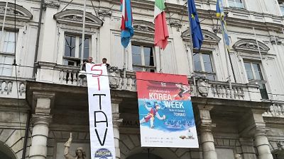 FdI, striscione si Tav da comune Torino FdI, striscione si Tav da comune Torino