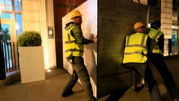 الشرطة البريطانية تبدأ في إزالة حاويات نشطاء السلام الأخضر من أمام شركة (بي.بي)