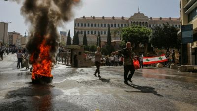 Liban: des militaires retraités tentent de prendre d'assaut le siège du gouvernement