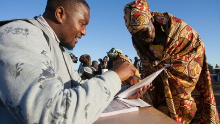 Une femme s'apprête à voter à Goliati au Malawi le 21 mai 2019
