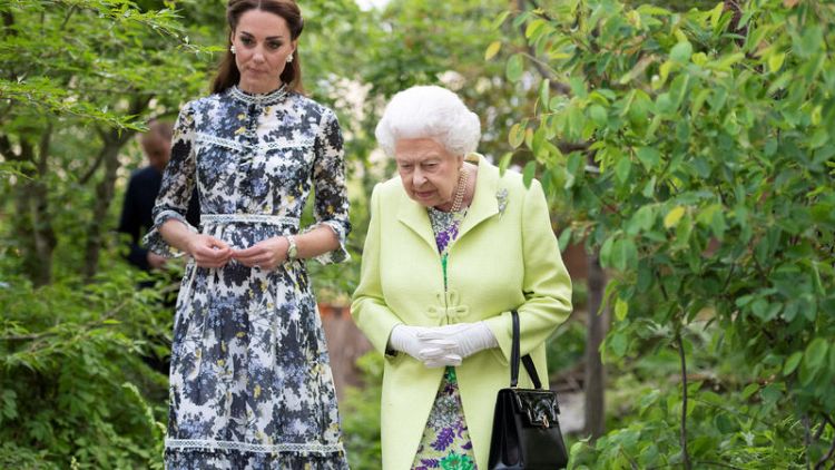 ملكة بريطانيا تتفقد معرض تشيلسي للزهور