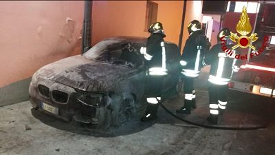 Fiamme ad auto carabiniere nel Nuorese Fiamme ad auto carabiniere nel Nuorese