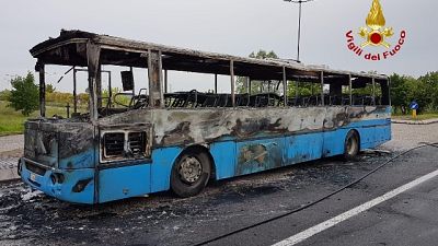 A fuoco bus con studenti, nessun ferito
