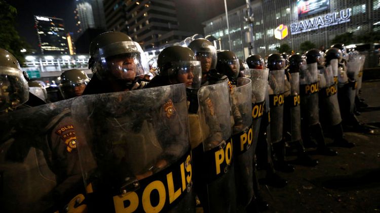 الشرطة الإندونيسية تطلق الغاز المسيل للدموع لتفريق محتجين بعد تأكيد إعادة انتخاب الرئيس