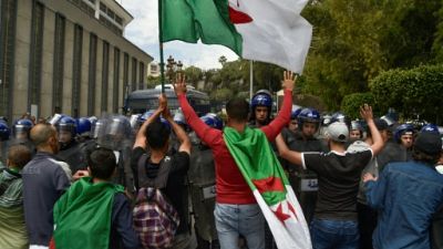 Algérie: les étudiants dans la rue, nouvelles mises en garde de l'armée
