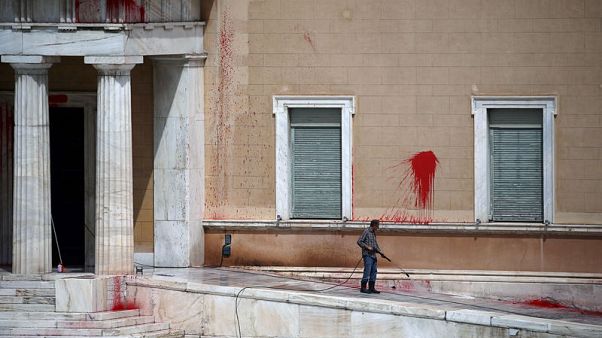 Attackers throw red paint at Greece's parliament Attackers throw red paint at Greece's parliament