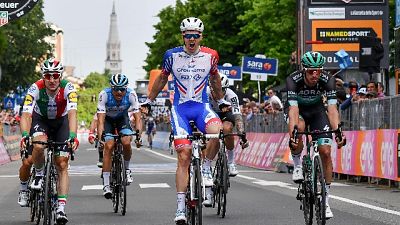 Giro: Demare batte Viviani allo sprint Giro: Demare batte Viviani allo sprint