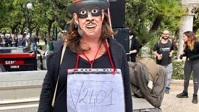 Salvini a Bari, maschere Zorro in corteo