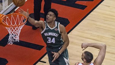 Nba, Raptors-Bucks 2-2 dopo gara 4 Nba, Raptors-Bucks 2-2 dopo gara 4