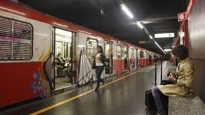 Fumo da motrice,evacuato convoglio metro Fumo da motrice,evacuato convoglio metro