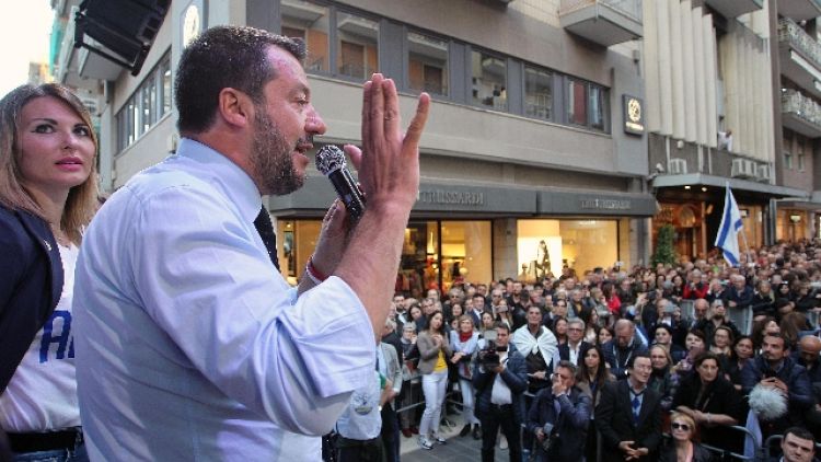 Salvini, vita si salva ma rispetto leggi
