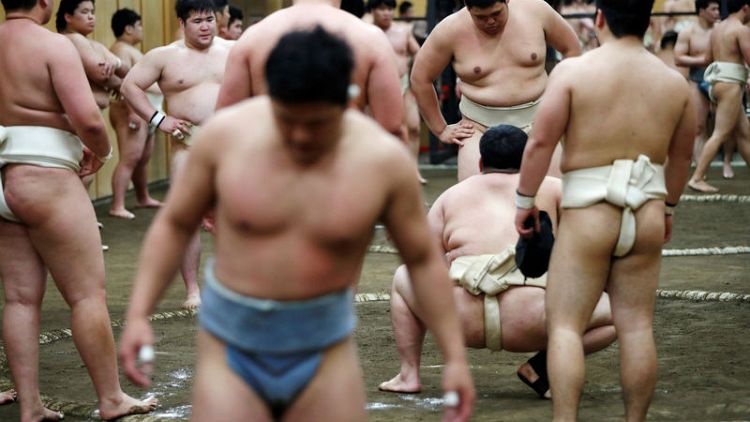 مشجعو رياضة السومو اليابانية يرحبون بجائزة ترامب ويتمنون أن يجلس متربعا
