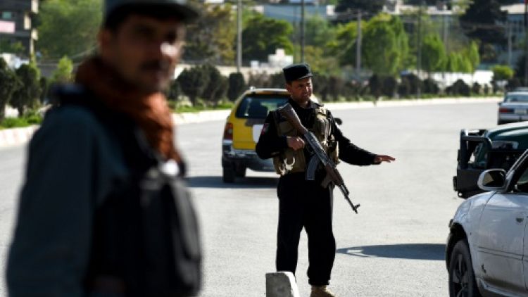 Des policiers afghans contrôlent des véhicules, le 30 avril 2019 à Kaboul