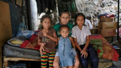 Riches ou pauvres, le calvaire des mères vénézuéliennes pour élever leurs enfants