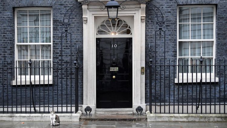 إغلاق طرق حول مقر رئيسة الوزراء البريطانية والشرطة تفحص جسما مريبا