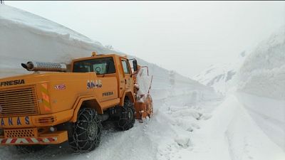 Muri neve di 7 mt, riapre P.S. Bernardo Muri neve di 7 mt, riapre P.S. Bernardo