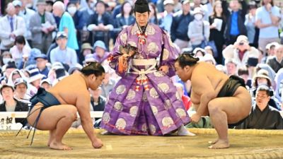Des lutteurs de sumo lors d'une cérémonie rituelle le 15 avril 2019 à Tokyo