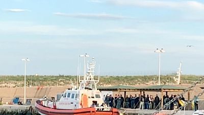 Migranti: in 57 sbarcano a Lampedusa Migranti: in 57 sbarcano a Lampedusa