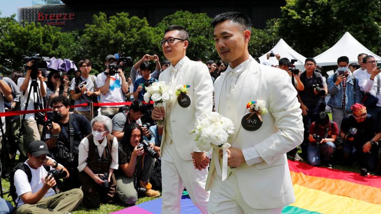 للمرة الأولى في آسيا.. تايوان تشهد زواج مثليين رسميا