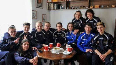 Dans un monde d'hommes: en Bosnie, des femmes dribblent les préjugés au foot