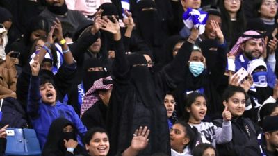 Dans un monde d'hommes: les femmes, peu présentes dans les stades de foot du Moyen-Orient