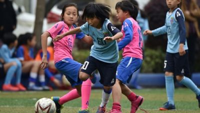 Petites filles lors d'un entraînement de foot, à Shanghai, le 30 avril 2019