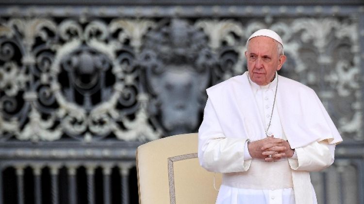 Papa: su adozioni troppa burocrazia