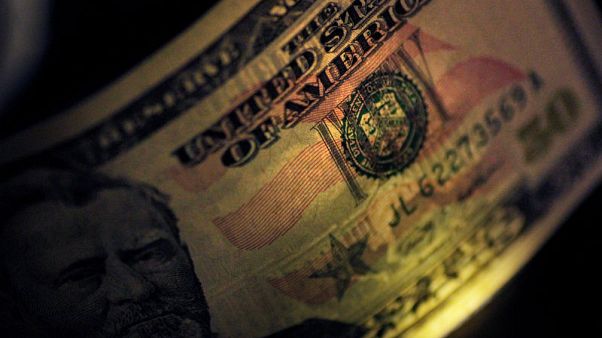 الدولار يواصل الهبوط من أعلى مستوى في عامين، متضررا من بيانات اقتصادية ضعيفة الدولار يواصل الهبوط من أعلى مستوى في عامين، متضررا من بيانات اقتصادية ضعيفة