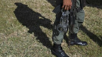 Un policier vénézuélien transporte des menottes, en décembre 2018