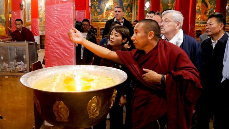 السفير الأمريكي يحث الصين على الحوار مع الدالاي لاما