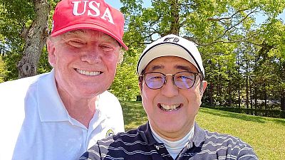 بعيدا عن محادثات التجارة.. ترامب وآبي يلعبان الجولف ويشاهدان مباريات للسومو