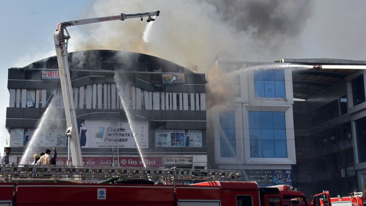 إيقاف اثنين من مسؤولي الإطفاء عن العمل بعد مقتل 22 في حريق بالهند