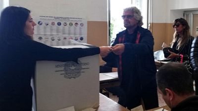 Europee: Grillo al seggio in silenzio Europee: Grillo al seggio in silenzio