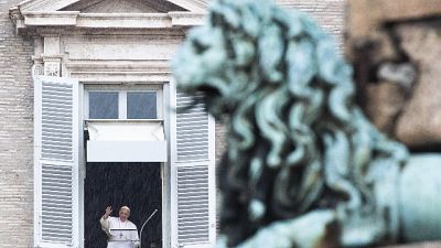 Papa: Chiesa si liberi da legami mondani Papa: Chiesa si liberi da legami mondani