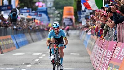 Giro: tappa a Cataldo, Carapaz in rosa Giro: tappa a Cataldo, Carapaz in rosa