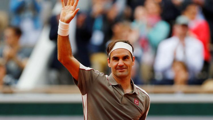 Federer turns on the style on Roland Garros return