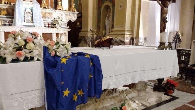 Su altare chiesa Spezia bandiera Europa